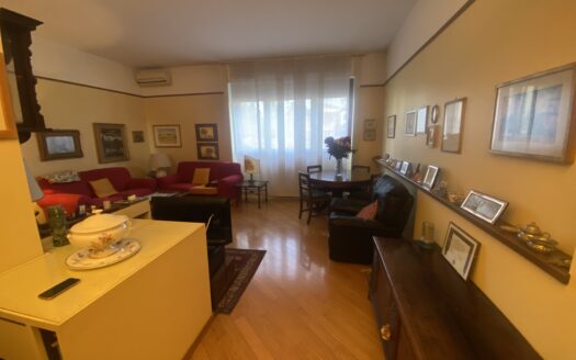 AMPIO TRE LOCALI ARREDATO
