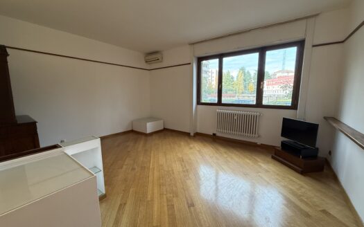 AMPIO TRE LOCALI ARREDATO